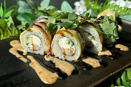 Ролл с креветкой в кляре и слайсом огурца