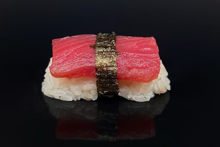 Суши с тунцом