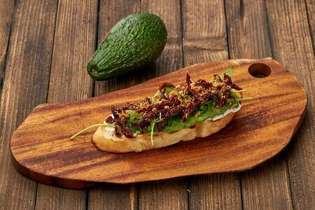 Брускетта с авокадо и вялеными томатами