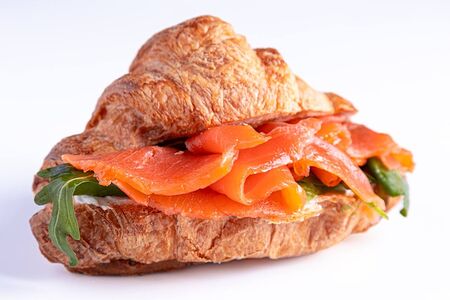 Круассан с лососем и сливочным сыром