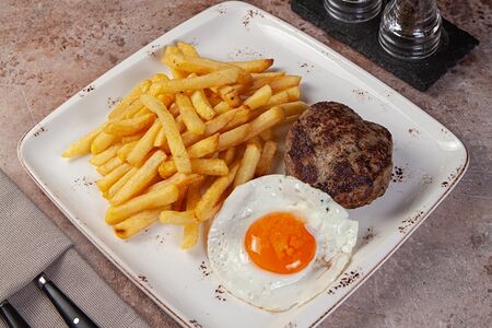 Бифштекс рубленный из говядины с картофелем фри