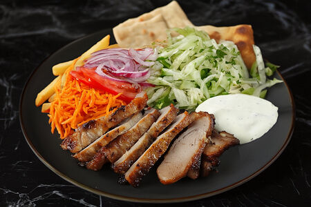 Шаурма со свининой в тарелке