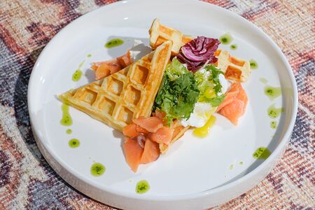 Вафли с лососем и яйцом пашот