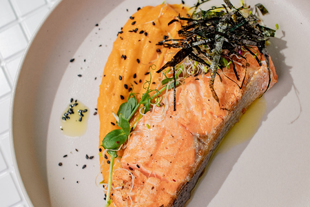 Филе лосося с морковным кремом