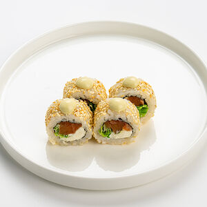 Половинка ролла с лососем и шисо соусом