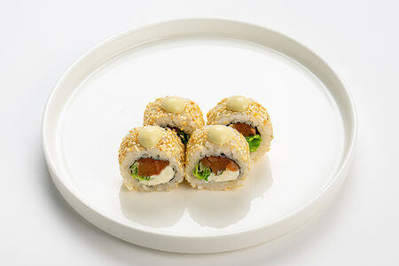 Половинка ролла с лососем и шисо соусом