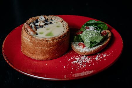 Чешский чесночный суп с копченым кальмаром