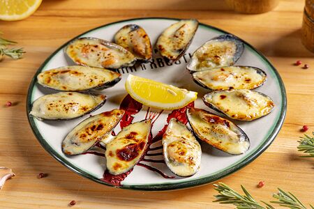 Мидии, запечённые с соусом Блю чиз