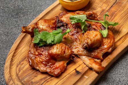 Цыпленок, глазированный соусом мисо, запеченный в печи