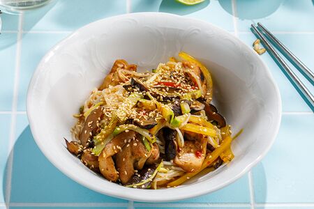 Лапша рисовая с цыпленком