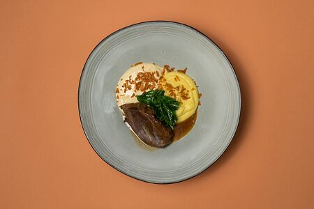 Говяжьи щечки с картофельным пюре