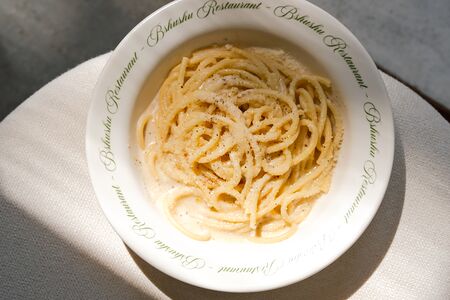 Букатини с пармезаном и черным перцем