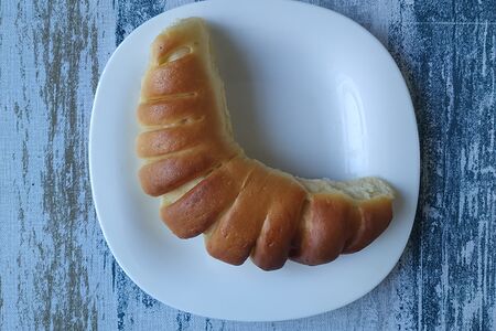 Пирожок с вареной сгущёнкой