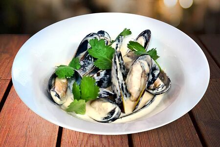 Мидии в створках под сырным соусом