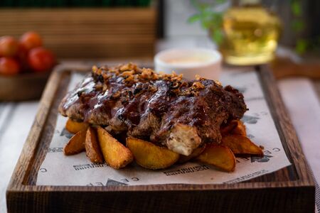 Свиные ребра с соусом