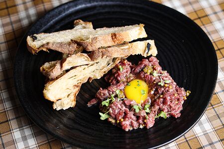 Тартар из мраморной говядины с каперсами