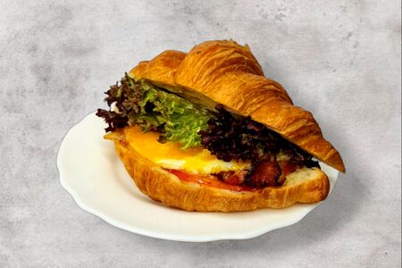 Круассан с беконом и яйцом