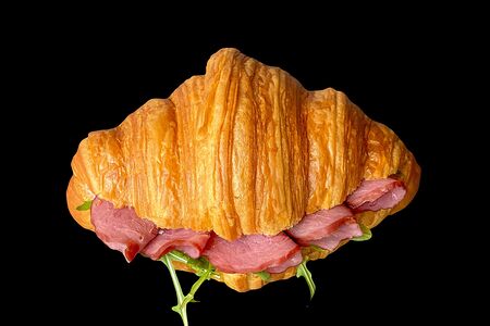 Круассан с Говядиной и Брусничным Соусом