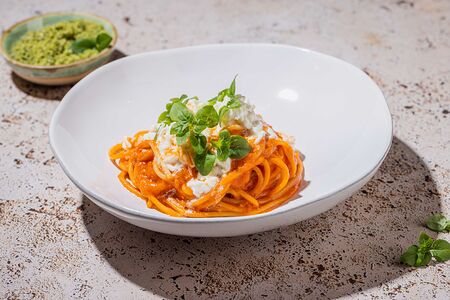 Спагетти помодоро, буратта и зеленый пармезан