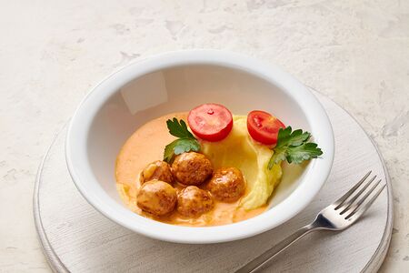 Куриные тефтельки в Томатно-сливочном соусе с картофельным пюре