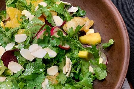 Салат с креветками, манго и миксом зелени