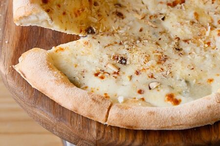 Пицца Четыре сыра с медом и орешками