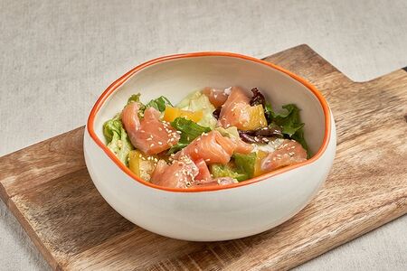 Салат с лососем и манго