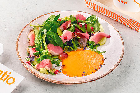 Салат с уткой, виноградом и манговым соусом