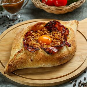 Лодочка с беконом и жареным луком