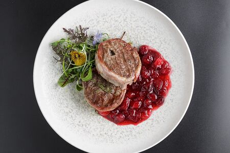 Медальоны из говяжьей вырезки с ягодным соусом