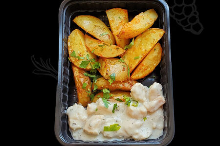 Запеченный картофель с куриным филе в сметанном соусе с укропом