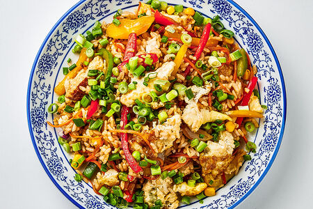 Жареный рис с яйцом и овощами