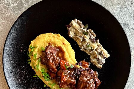 Телячьи щечки с картофельным пюре и жареными опятами