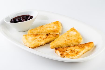 Жареный сулугуни в кляре с вареньем из кизила