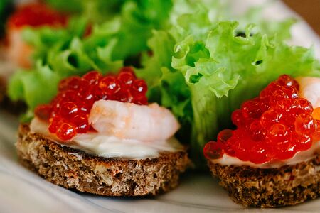 Закуска на тостах с красной икрой и креветкой