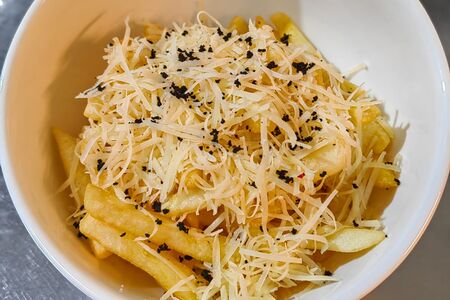 Картофель фри с пармезаном и трюфельным маслом