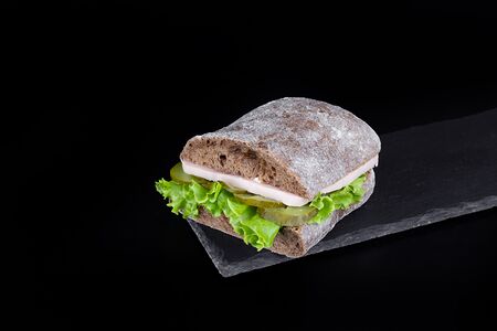 Сэндвич с индейкой на ржаной чиабатте