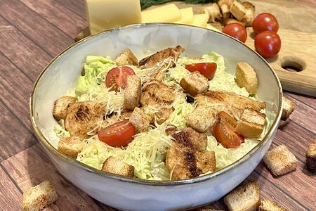 Салат Цезарь с курицей