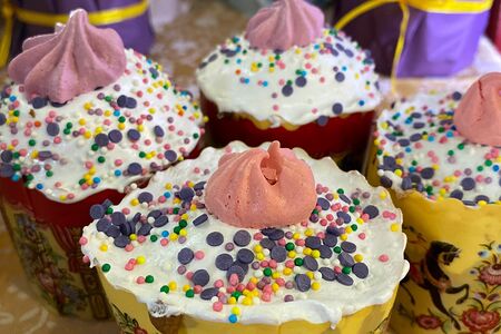 Кулич творожный с изюмом