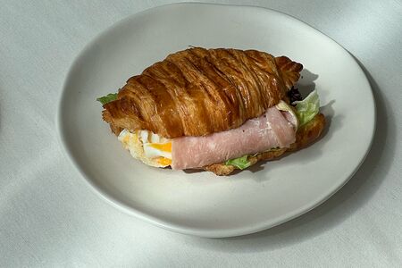 Круассан с ветчиной, яйцом и сыром