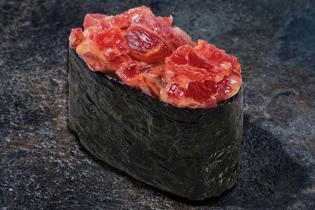 Острые суши с тунцом