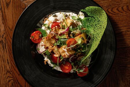 Салат с хрустящими баклажанами, томатами с кремом из адыгейского сыра холодного копчения