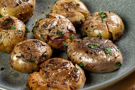 Мини-картофель с жареным луком