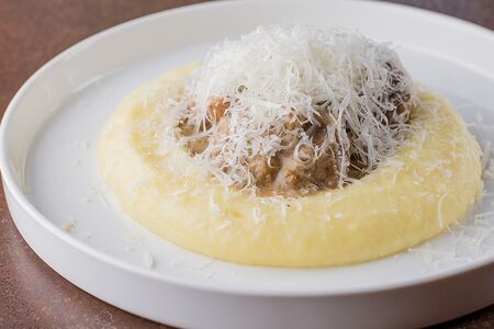 Мясные котлетки, соус из белых грибов, пюре