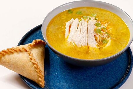 Домашняя лапша с курицей и треугольником