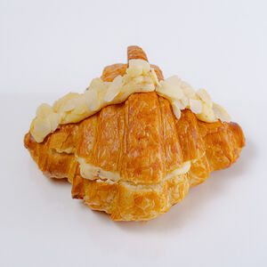 Круассан с миндальным сиропом