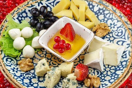 Ассорти европейских сыров