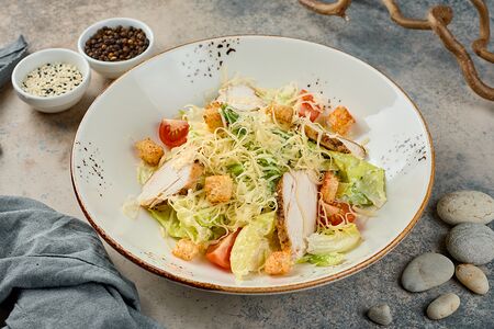 Салат Цезарь с курицей