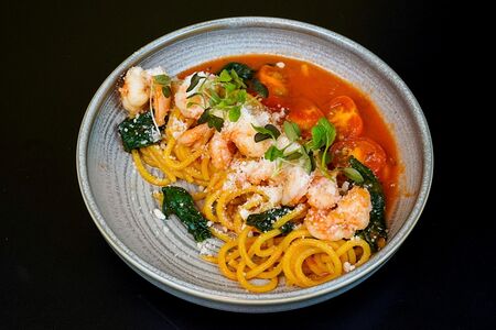 Паста с креветкой и шпинатом 