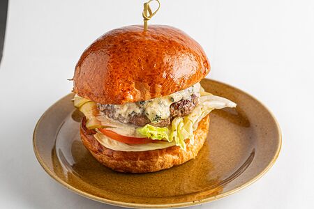 Бургер с голубым сыром